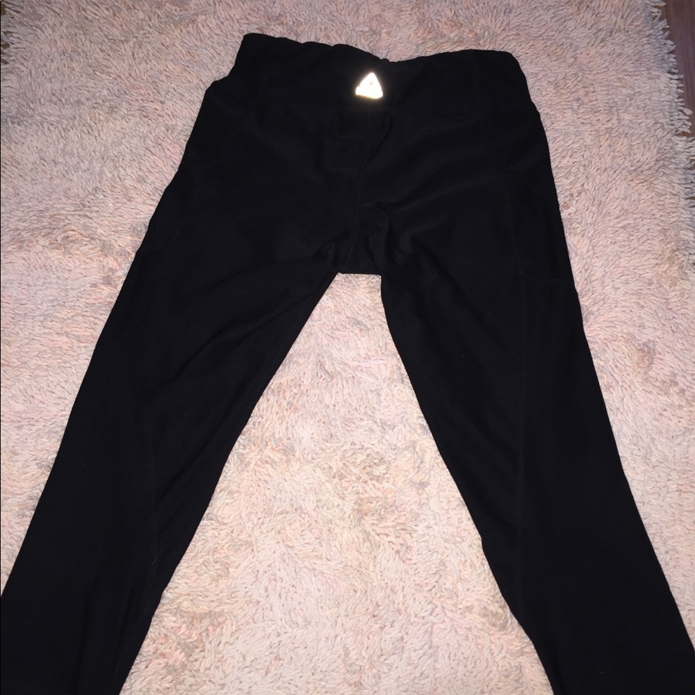 COPY - Rebok black Capri leggings :)